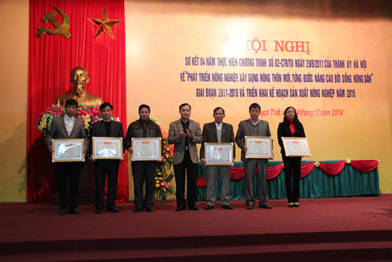 Các đồng chí lãnh đạo huyện tặng giấy khen cho các tập thể- ảnh VHTT