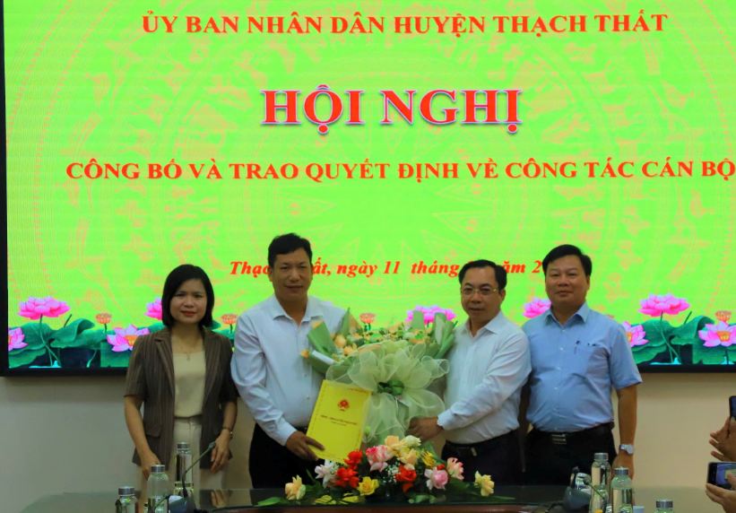 Thạch Thất công bố, trao quyết định về công tác cán bộ tại Phòng Tài nguyên và Môi trường