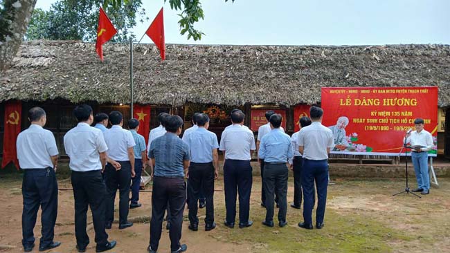 Thạch Thất dâng hương kỷ niệm 135 năm Ngày sinh Chủ tịch Hồ Chí Minh
