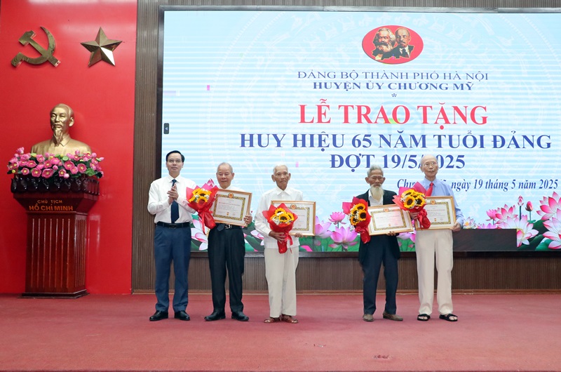 Chương Mỹ: Trao tặng 221 Huy hiệu Đảng tới Đảng viên cao niên dịp 19/5/2025